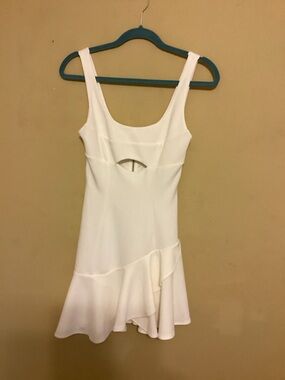 LILY WHYT White Sleeveless Ruffle Hem Dress. Size Small